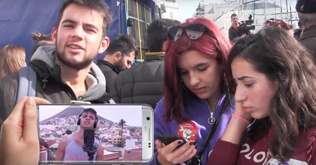 Manifestantes feministas reaccionan a la canción 'Feminazi' delante de su autor sin saberlo