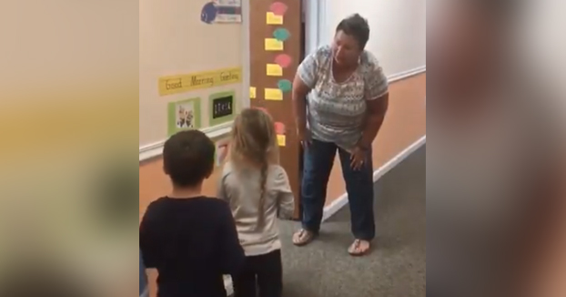 Maestra recibiendo a sus alumnos