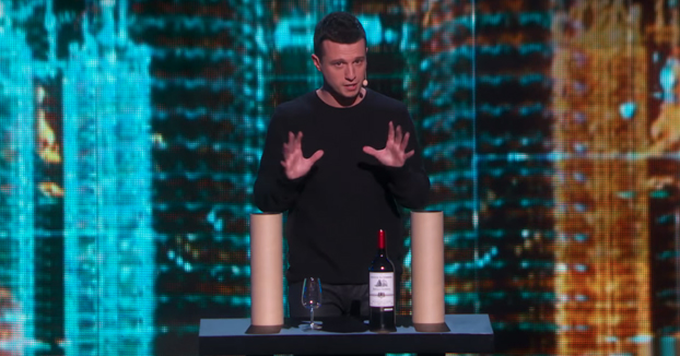 Mat Franco hace el mejor truco de magia con botellas de vino que verás jamás