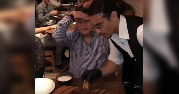 Encuentra a alguien que te mire como Maradona mira a su carne