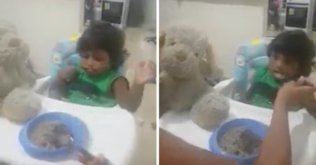 Madre enseñando a comer a su hijo pequeño