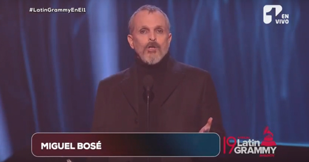 La voz de Miguel Bosé es aterradora. Ayer en los Latin Grammy