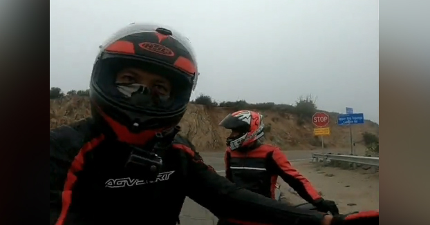 Unos motoristas estaban parados hablando al final de la carretera, cuando de repente...