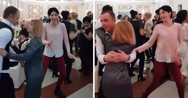 Mujer un poco celosa al ver a su marido bailando con otra