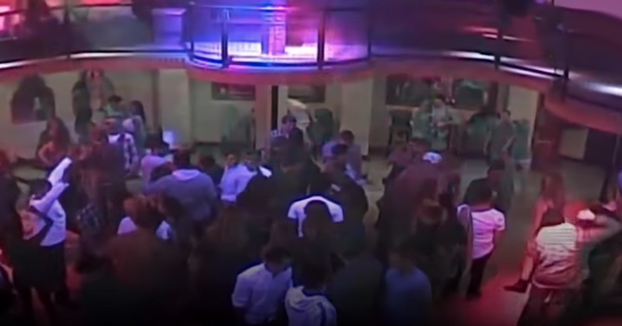 Una mujer estrangula y deja inconsciente a un portero de discoteca al pensar que le tocó el culo