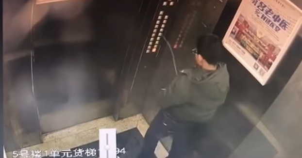Este chaval orina en los botones del ascensor y lo atasca
