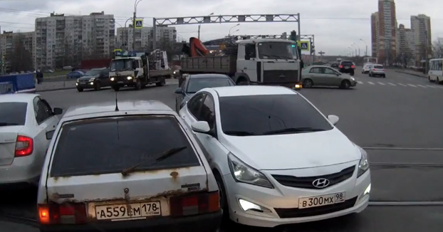 Un roce entre dos coches en una intersección de San Petersburgo acaba en pelea entre los conductores