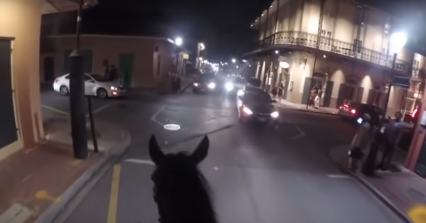 Un policía a caballo persiguiendo a un sospechoso en el Barrio Francés de Nueva Orleans
