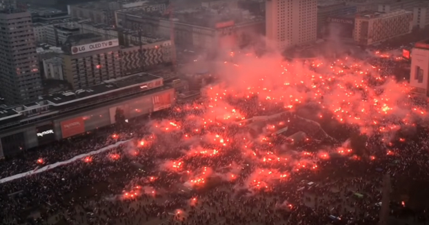 Los polacos celebran el centenario de la independencia de Polonia con su himno y muuuuchas bengalas