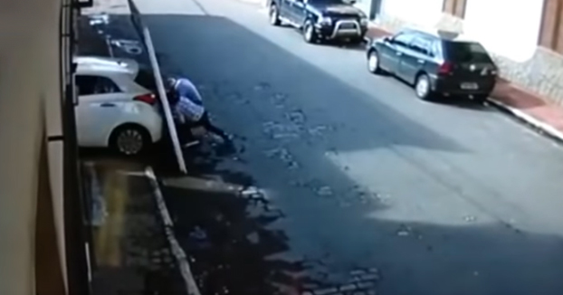 A esta pareja se le cae encima la puerta de un garaje después de ser golpeada por un coche