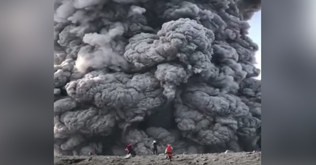 Unos senderistas rusos ascienden por un volcán activo y se acercan al cráter en plena erupción