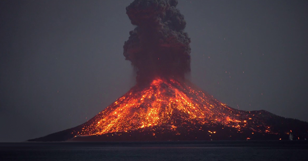 Espectaculares imágenes de la erupción del volcán Anak Krakatau en Indonesia