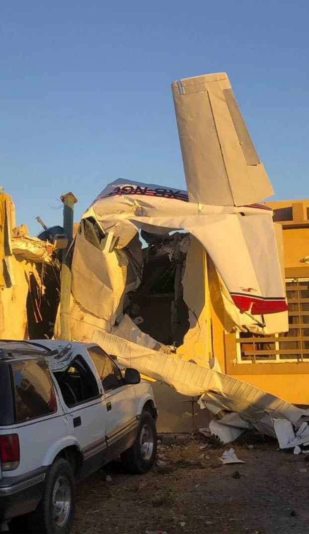 Momento en el que una avioneta se estrella contra una casa habitada en Culiacán