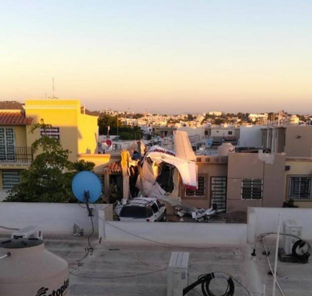 Momento en el que una avioneta se estrella contra una casa habitada en Culiacán