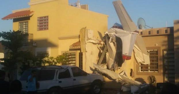 Momento en el que una avioneta se estrella contra una casa habitada en Culiacán