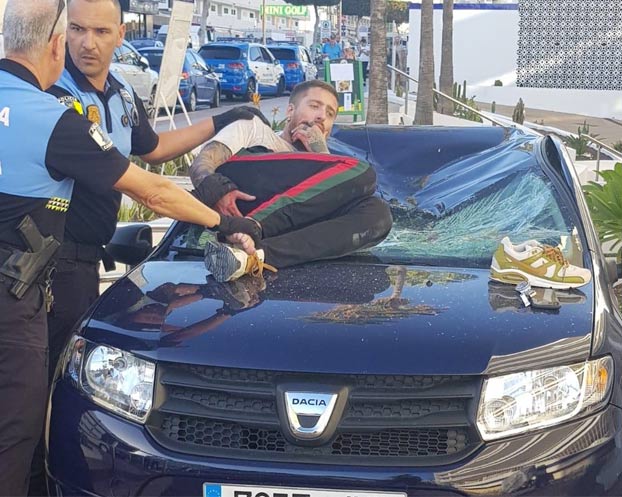 Un turista drogado se tira al vacío desde un edificio en Playa del Inglés, Gran Canaria [Vídeo]