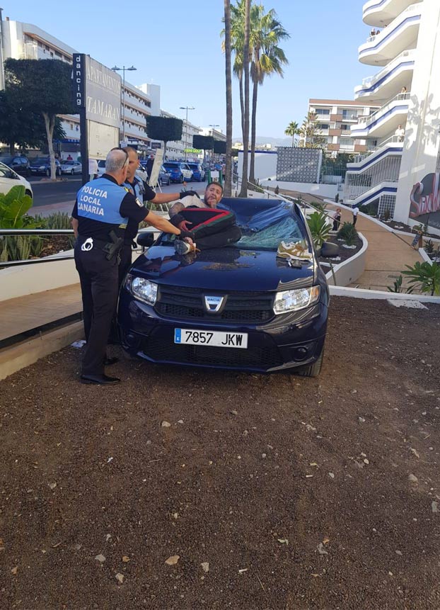 Un turista drogado se tira al vacío desde un edificio en Playa del Inglés, Gran Canaria [Vídeo]