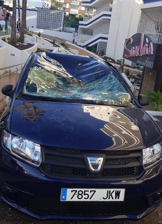 Un turista drogado se tira al vacío desde un edificio en Playa del Inglés, Gran Canaria [Vídeo]