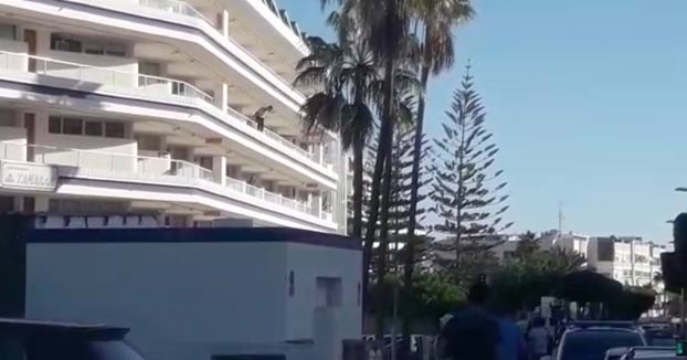Un turista drogado se tira al vacío desde un edificio en Playa del Inglés, Gran Canaria [Vídeo]