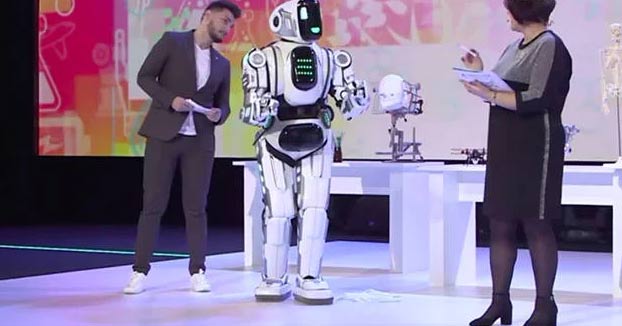 Presentan un robot en una Feria de Tecnología en Rusia y resulta ser un hombre disfrazado