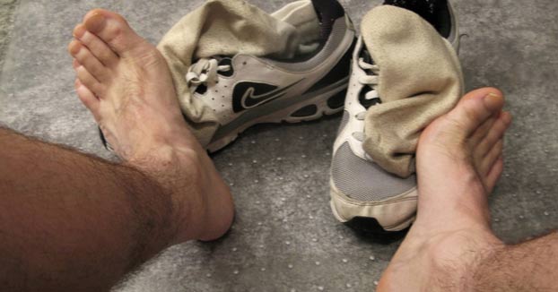 Un hombre termina con hongos en sus pulmones por oler sus calcetines sucios a diario
