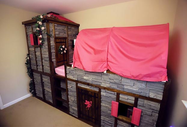 Un padre convierte una cama para niños de IKEA en un castillo con torre y pasaje secreto