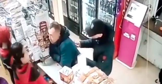 Un hombre acaba con la vida de otro en una tienda porque este tardaba mucho en pagar