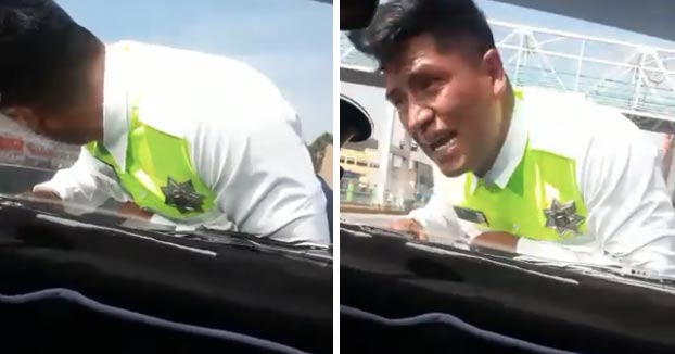 Un conductor mexicano embiste a un policía y se lo lleva en el capó para evitar ser multado