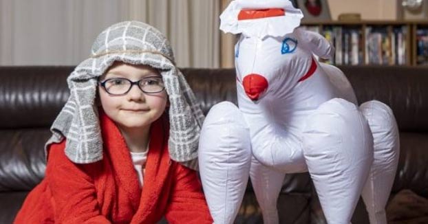 Una madre manda a su hijo al colegio con un muñeco de una oveja erótica