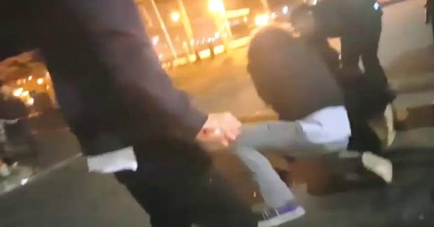 Unos policías de paisano le dan una paliza a un menor esposado en Melilla [Vídeo]