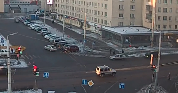 Cruza la calle con el semáforo en rojo y un coche viene a toda velocidad e intenta saltarlo para esquivarlo