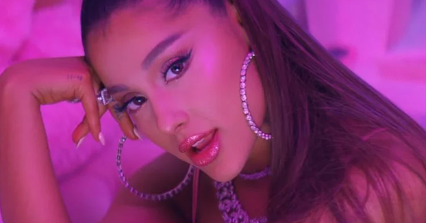 Ariana Grande se hace un tatuaje del nombre de su último single en japonés (7 anillos) pero está mal escrito y significa ''parrilla al carbón''