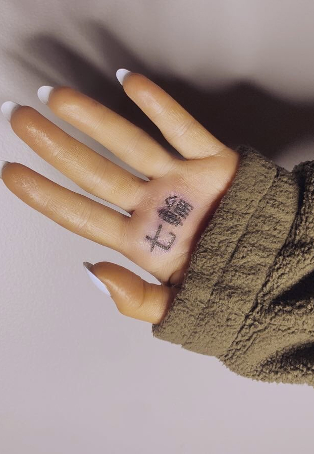 Ariana Grande se hace un tatuaje del nombre de su último single en japonés (7 anillos) pero está mal escrito y significa ''parrilla al carbón''