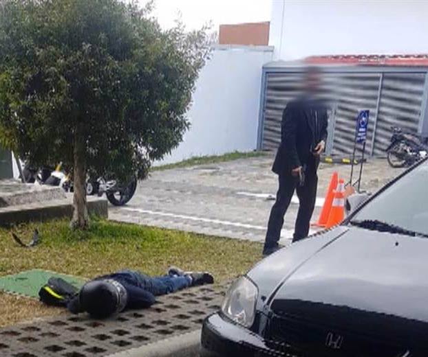 Un guardia de seguridad acaba con la vida de tres hombres que intentaron asaltar a un empresario que llevaba un maletín con 43.500 euros