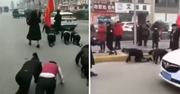 Una empresa china castiga a sus trabajadoras obligándolas a andar a gatas por la calle