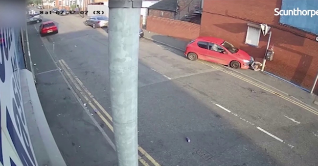 Un hombre persigue a una mujer en plena calle con un coche y la termina embistiendo contra una pared