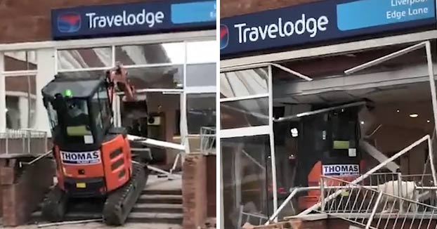 Destroza la entrada de un hotel de Liverpool con una excavadora porque le deben 680 euros