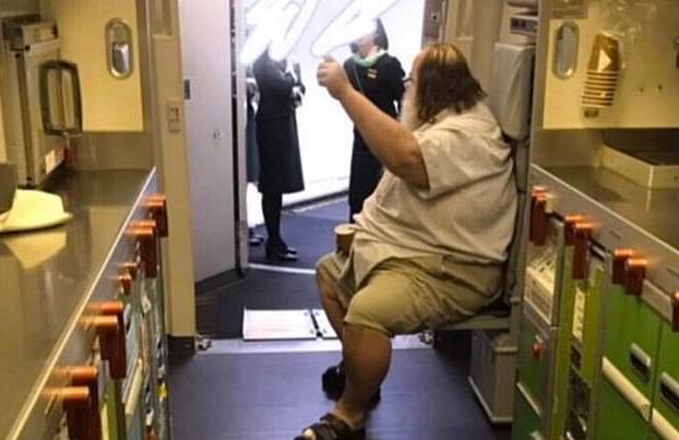 Una azafata obligada a limpiar el culo de un pasajero de 200 kilos en un vuelo a Taiwán