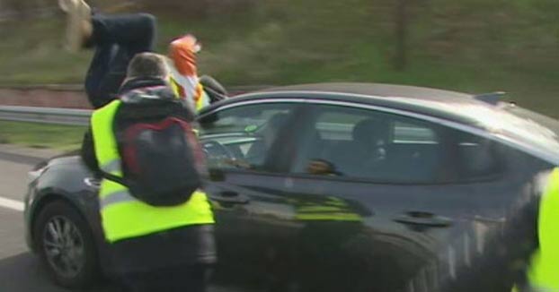 Un taxista en estado grave tras lanzarse contra un coche que trataba de evitar el bloqueo en la A-2. Vídeo del momento