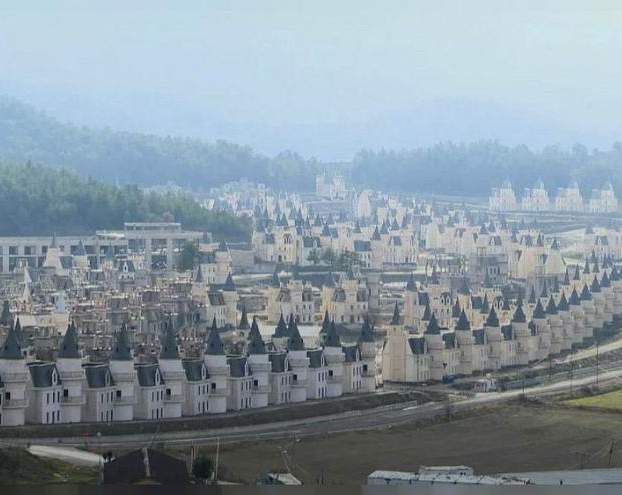 En venta una urbanización de más de 700 casas que imitan a castillos de cuento