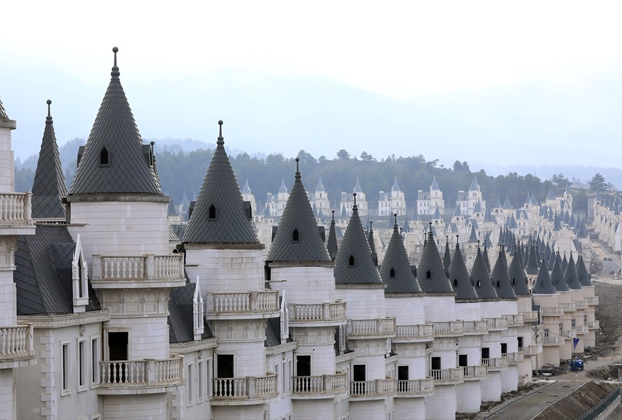 En venta una urbanización de más de 700 casas que imitan a castillos de cuento
