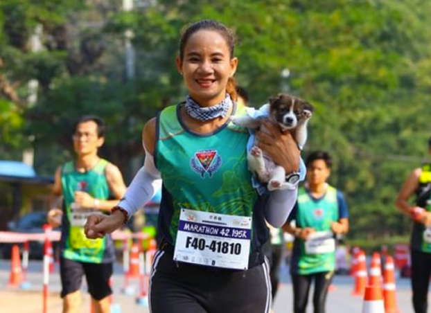 Se encuentra un perro abandonado en mitad de un maratón y corre con él en brazos durante 30 kilómetros hasta la meta