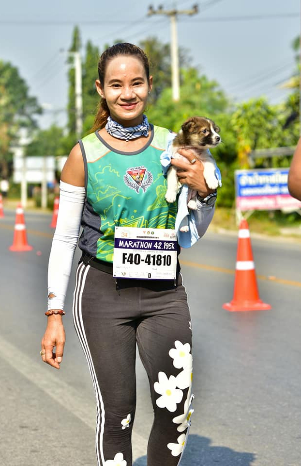 Se encuentra un perro abandonado en mitad de un maratón y corre con él en brazos durante 30 kilómetros hasta la meta
