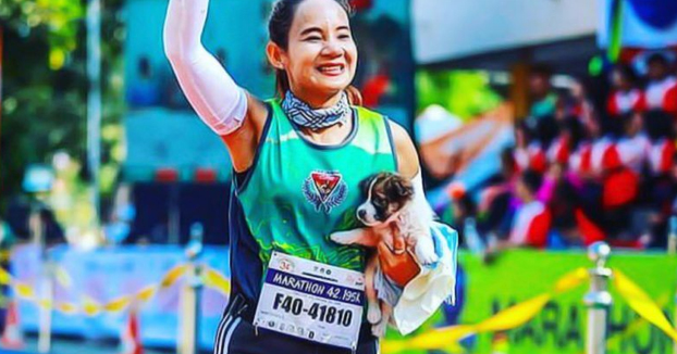 Se encuentra un perro abandonado en mitad de un maratón y corre con él en brazos durante 30 kilómetros hasta la meta