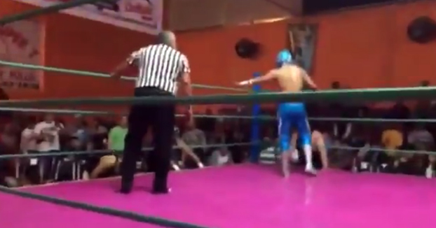 Terrible lesión en la lucha libre: El luchador Ángel Azteca Jr. se rompe la pierna al intentar salir del cuadrilátero