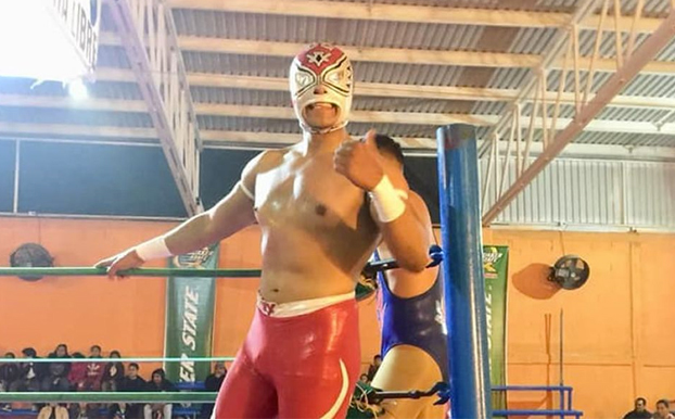 Terrible lesión en la lucha libre: El luchador Ángel Azteca Jr. se rompe la pierna al intentar salir del cuadrilátero
