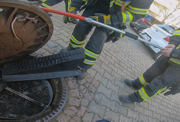 Los bomberos rescatan a una rata con sobrepeso atrapada en una alcantarilla