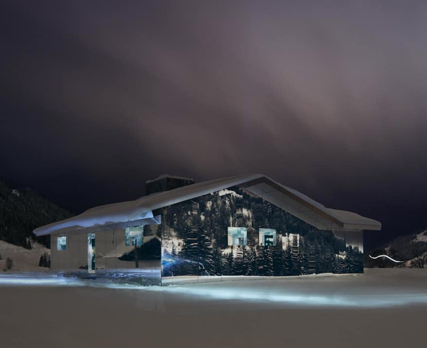 La casa con paredes de espejo del artista Doug Aitken que se camufla entre los Alpes suizos