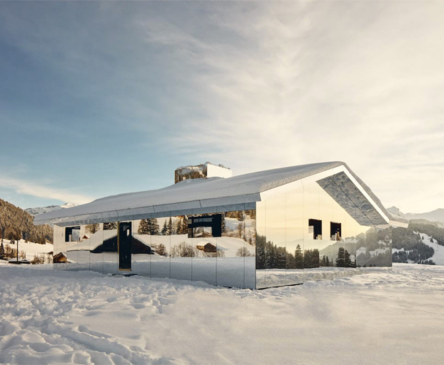 La casa con paredes de espejo del artista Doug Aitken que se camufla entre los Alpes suizos