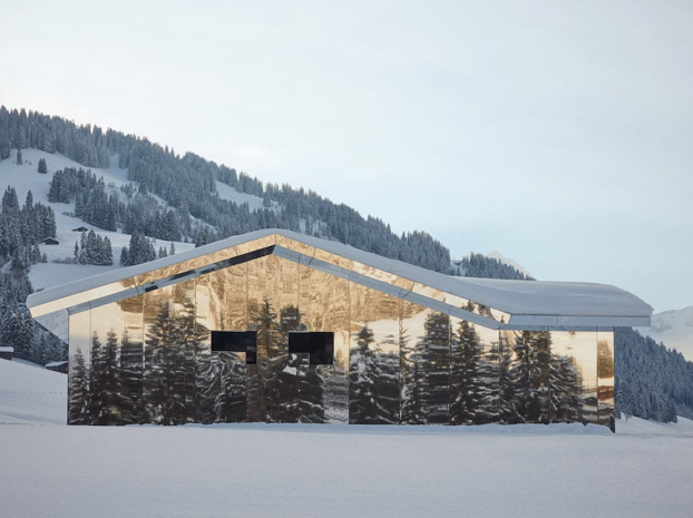 La casa con paredes de espejo del artista Doug Aitken que se camufla entre los Alpes suizos